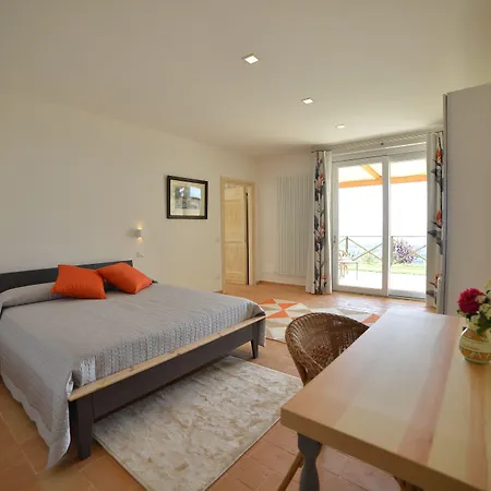 Clara فندق مبيت وإفطار 4*